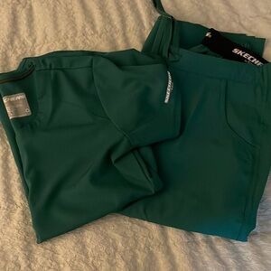 Sketchers scrub set 
Top size XS 
Bottoms size XXS